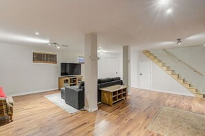 Smart TV, fireplace - Cozy Haven w/ Spa & Stunning Views (Baie-Saint-Paul)