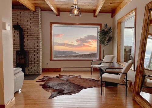 Cozy Haven w/ Spa & Stunning Views