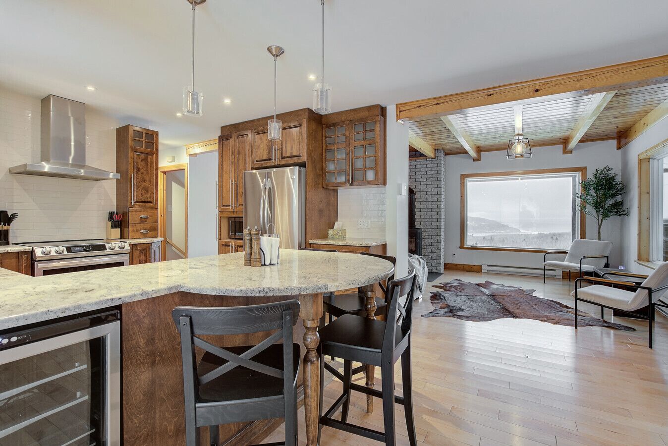 冷蔵庫、電子レンジ、オーブン、コンロ