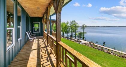 Cozy Lake Front Room! H3
