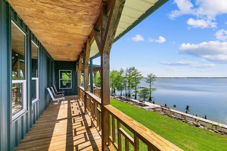Terrace/patio. Cozy Lake Front Room! H3