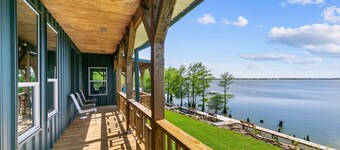 Cozy Lake Front Room! H3