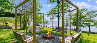 Cozy Lake Front Room! H3