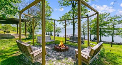 Cozy Lake Front Room! H3