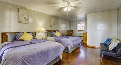 Cozy Lake Front Room! H3