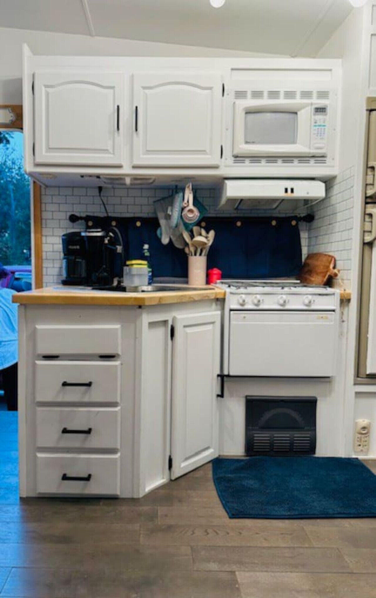 Refrigerador, microondas, horno y comedor 