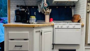 Geladeira, micro-ondas, fogão, mesas de jantar