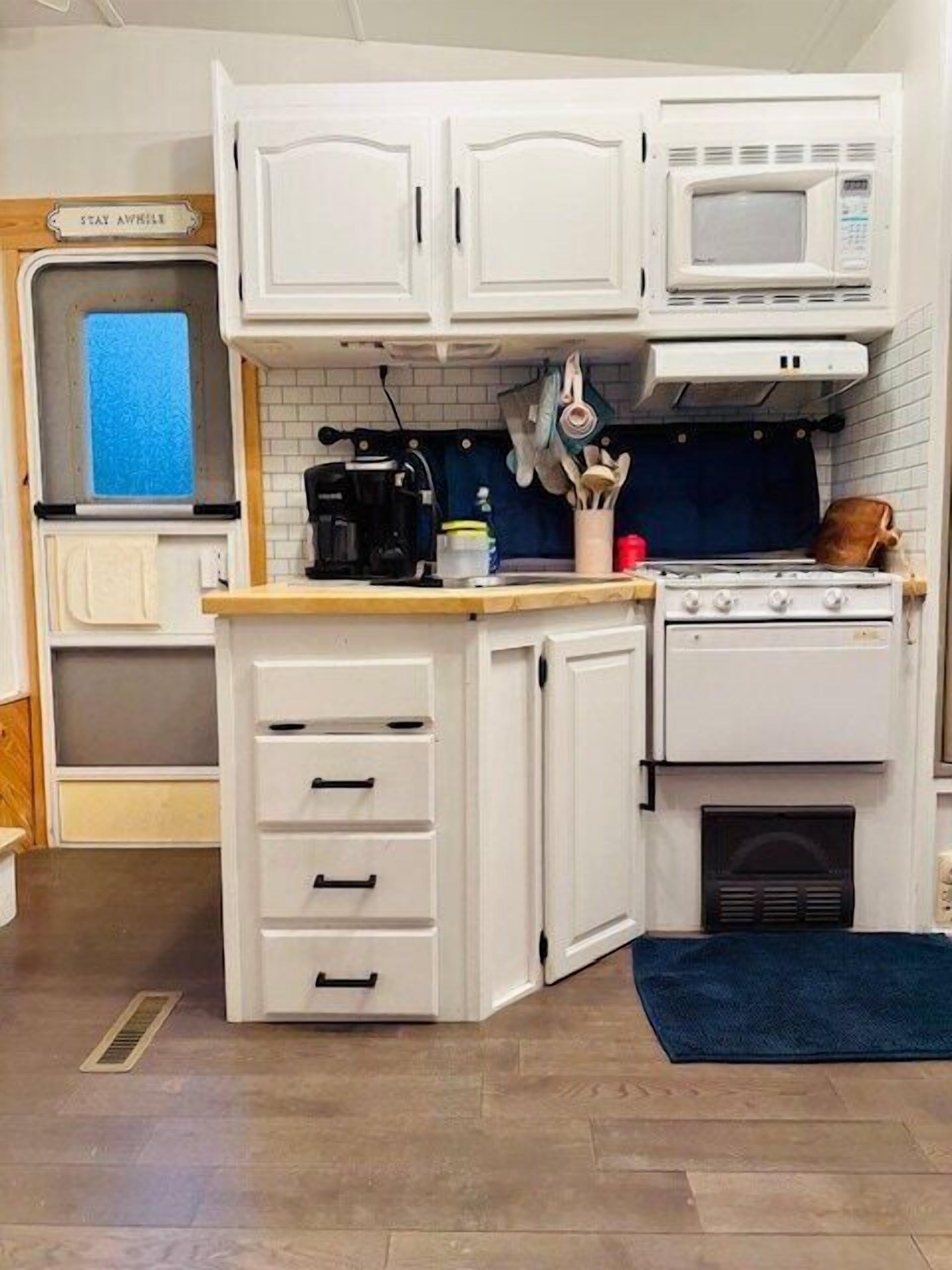 Refrigerador, microondas, horno y comedor 