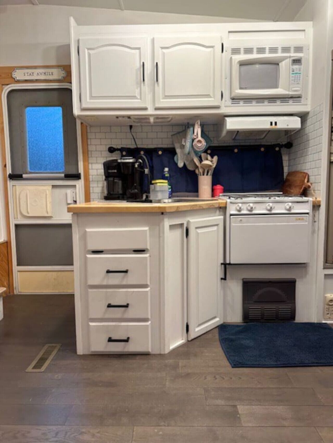 Kühlschrank, Mikrowelle, Ofen, Esstisch