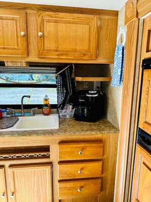 Batterie de cuisine, vaisselle et ustensiles