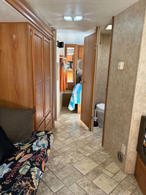 1 chambre, fer et planche à repasser, draps fournis