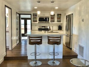 Fridge, microwave, oven, stovetop - Tranquil Wooded Downtown Escape (San Diego)