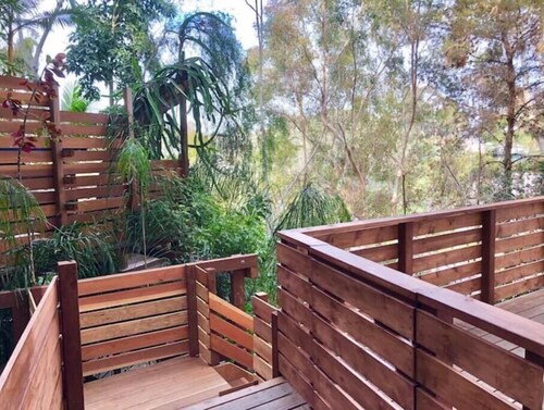 Tranquil Wooded Downtown Escape