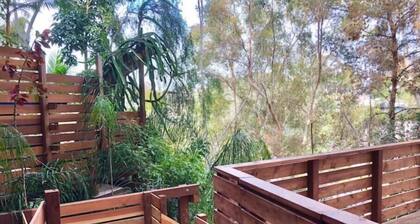 Tranquil Wooded Downtown Escape