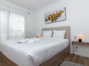 2 bedrooms, iron/ironing board, internet, bed sheets