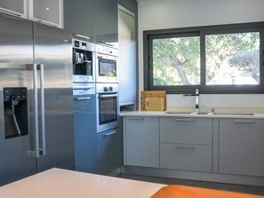 Kühlschrank, Mikrowelle, Ofen, Geschirrspüler