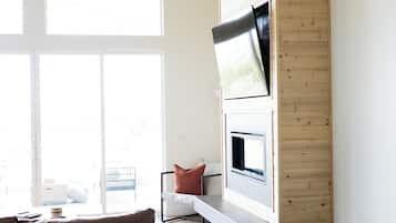 Smart TV, fireplace
