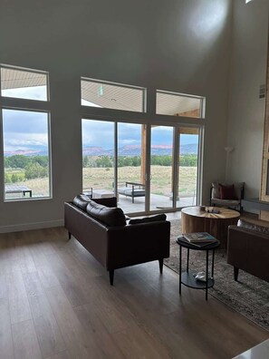 Smart TV, chimenea y oficina 