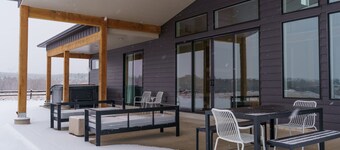 The Cliffs - Luxury Stay with Hot Tub/Views between Zion and Bryce Canyon NPs