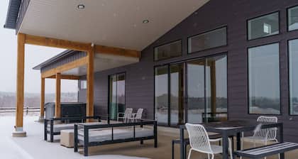 The Cliffs - Luxury Stay with Hot Tub/Views between Zion and Bryce Canyon NPs