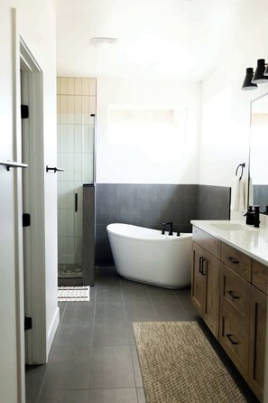 Dusj, hårføner, håndklær og sjampo