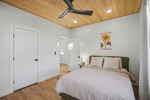 3 室のベッドルーム、アイロン / アイロン台、旅行用ベビーベッド、WiFi (無料)