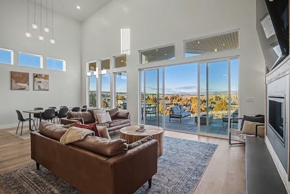 Smart TV, fireplace, offices