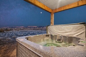 A hot tub with a starry night sky view, wooden beams, and a snowy landscape. - The Cliffs - Bryce Canyon-Zion- Hot Tub- Family Home Sleeps 10 (Hatch)