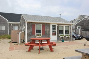 Outdoor dining - Beachland H (East Sandwich)