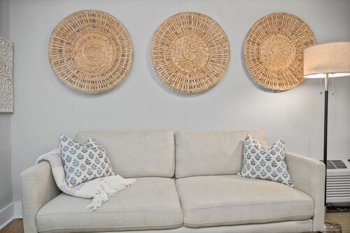 Relaxed and Comfortable Living in Trendy Midtown