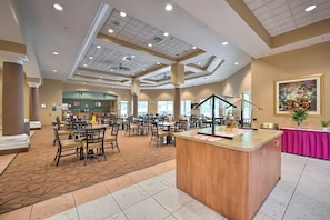 Dining - Suites at Lake Buena Vista close Disney Springs with free parking (Orlando)