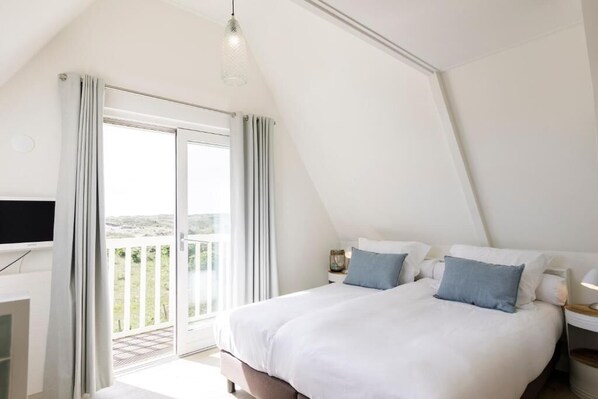 Economy Studio | Living area | 32-inch Smart TV with digital channels, Netflix, streaming services - Villa Parnassia (Bergen aan Zee)