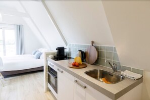 Standard Studio | Living area | 32-inch Smart TV with digital channels, Netflix, streaming services - Villa Parnassia (Bergen aan Zee)