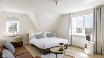 Grand Studio | In-room safe, free WiFi, bed sheets
