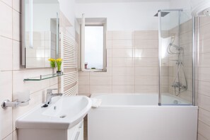 Douche, séchoir à cheveux, serviettes fournies, papier de toilette