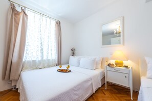 5 bedrooms, iron/ironing board, bed sheets