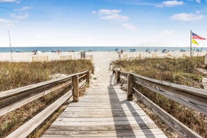 Sur la plage, chaise longue