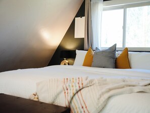 1 bedroom, desk, iron/ironing board, travel crib - Rainbow Trail //A-frame (Divide)