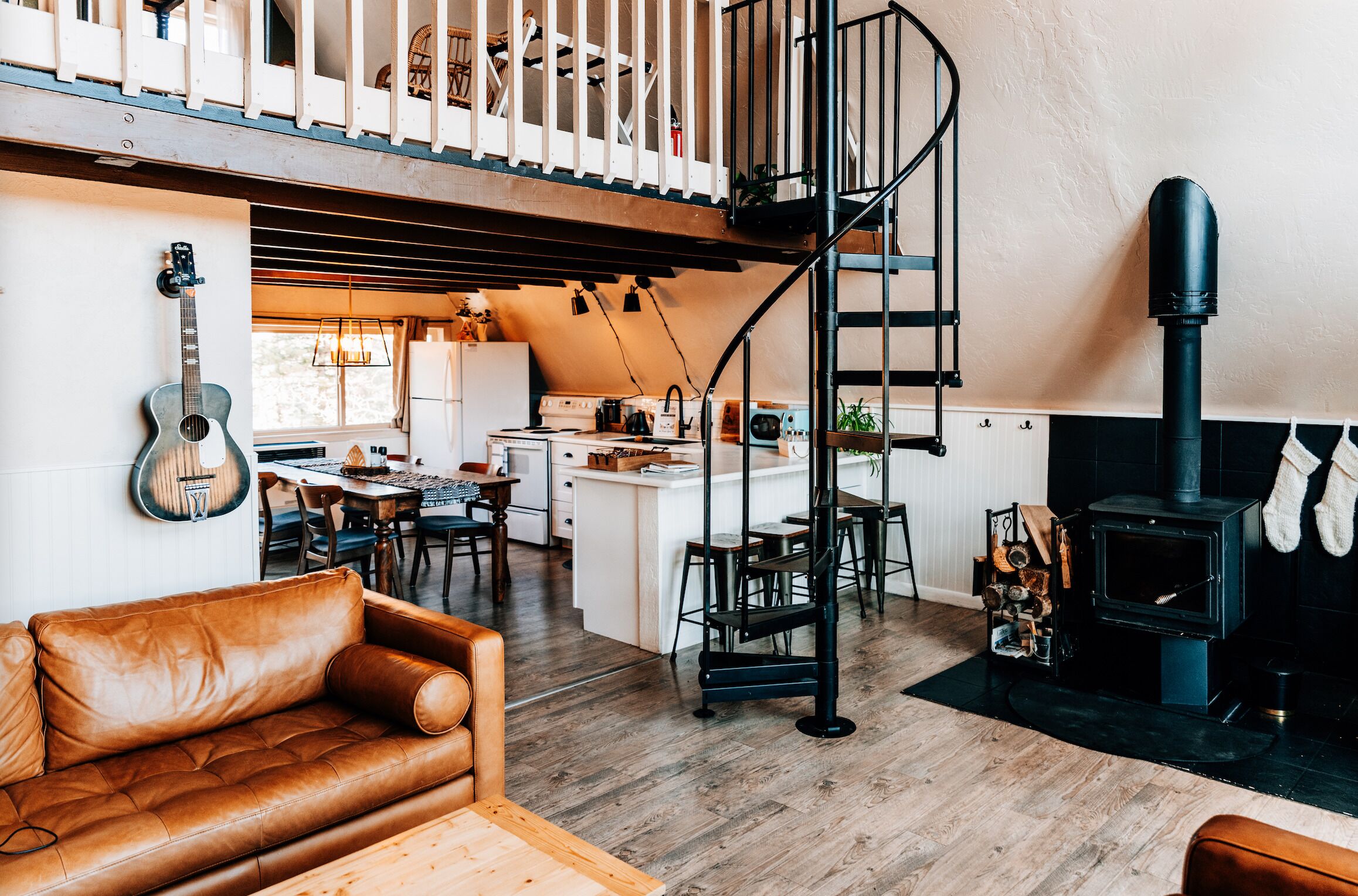 Smart-tv, pejs, dvd-afspiller, bøger