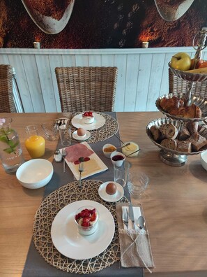 Free daily continental breakfast - La Maison du Chevalier - Chambres et tables d'hôtes - adults only (Marat)