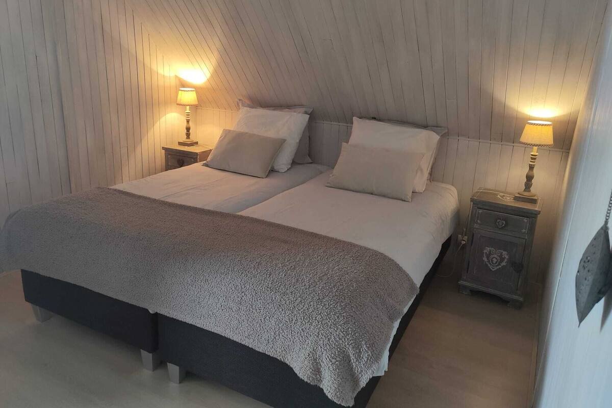 Premium bedding, WiFi (free), bed sheets
