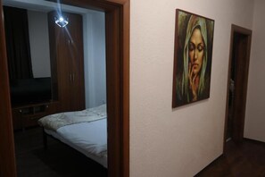 고급 침구, 책상, 노트북 작업 공간, 방음 설비
