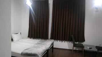 ベーシック ダブルまたはツインルーム | 高級寝具、デスク、ノートパソコン用作業スペース、防音設備