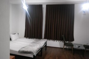 Eenvoudige kamer, 1 twee- of 2 eenpersoonsbedden | Luxe beddengoed, een bureau, een laptopwerkplek, geluiddichte muren