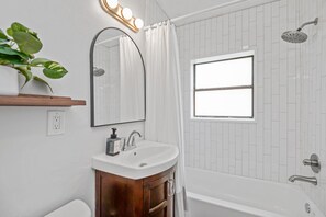 Toalhas de banho, sabonete, shampoo, papel higiênico