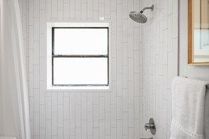 Toallas, jabón, shampoo, papel de baño 