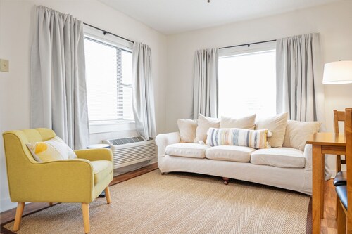 Stylish Midtown Flat – 20B