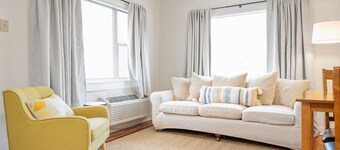 Stylish Midtown Flat – 20B