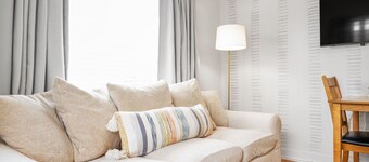 Stylish Midtown Flat – 20B