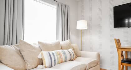 Stylish Midtown Flat – 20B